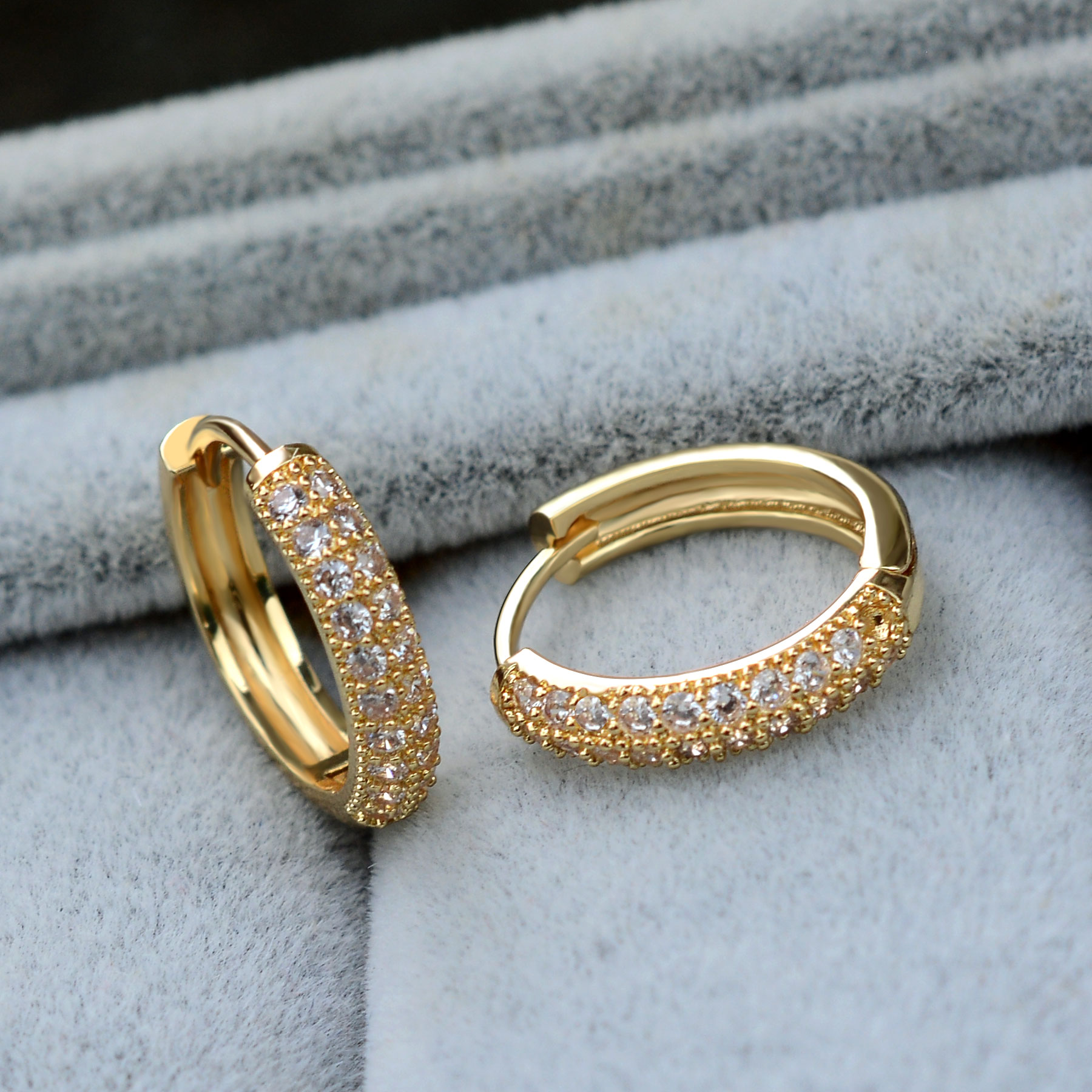 Conch Earring Hoop - 2024 แฟชั่นคู่แถวZircon Huggie Hoopต่างหูทองสีเล็กๆกระดูกอ่อนเจาะขนาดเล็กต่างหูเครื่องประดับงานแต่งงานอุปกรณ์เสริม