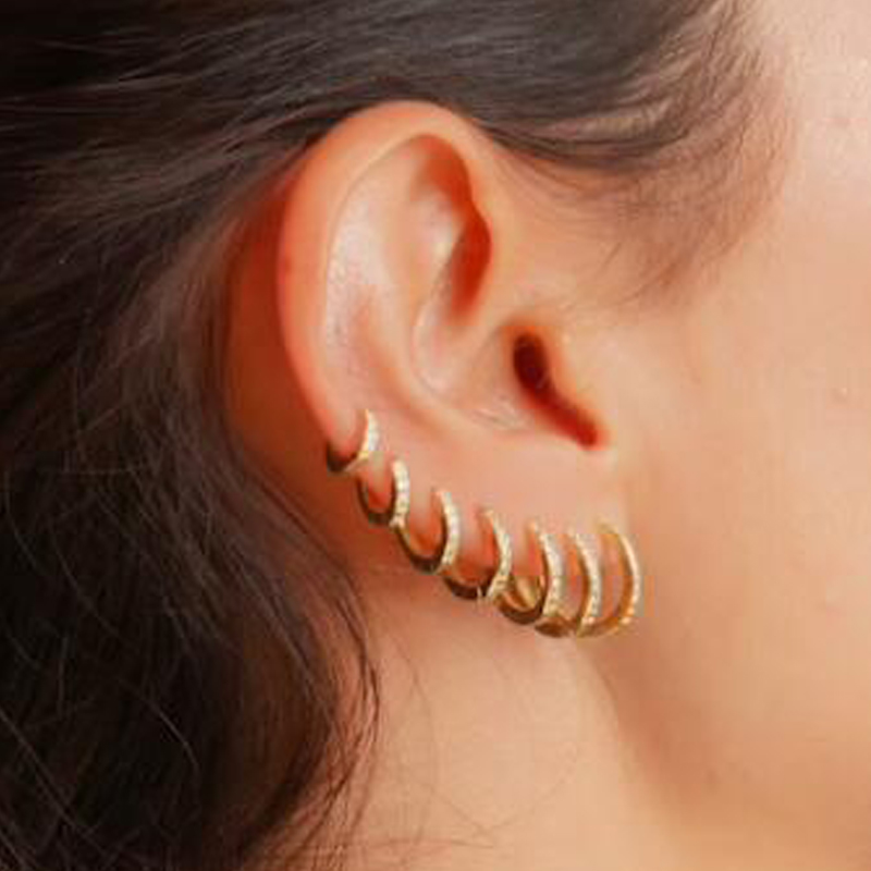 Rainbow CZ Huggies Hoop ต่างหู - Conch Earring Hoop บทวิจารณ์และราคา