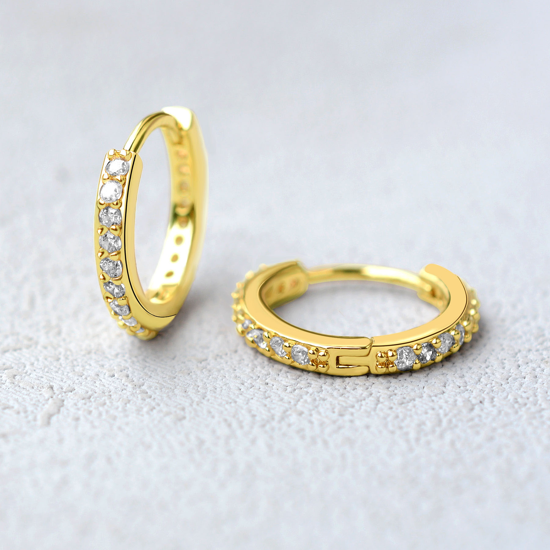 Rainbow CZ Huggies Hoop ต่างหู - Conch Earring Hoop บทวิจารณ์และราคา